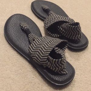 EUC Sanuk Yoga Sling Sandals in Chevron print